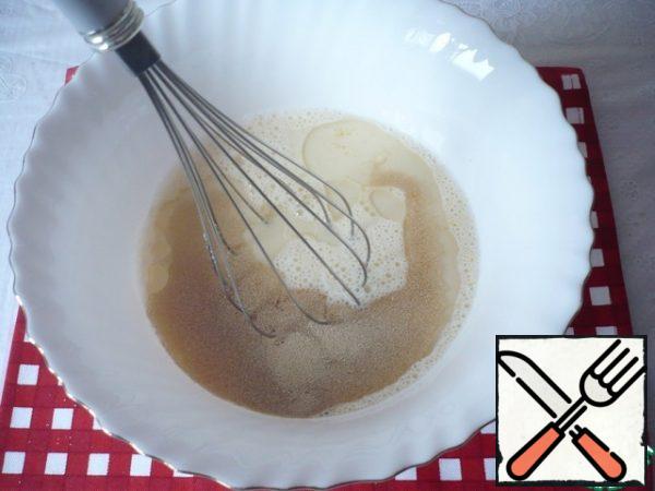 Then add the vegetable oil and yeast to the egg-milk mixture. Mix everything well.