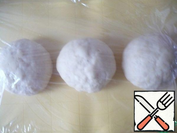 Divide the dough into three equal parts and form the bun. Cover with cling film and leave for 15 minutes.
