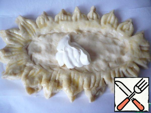Brush the sides with egg yolk + a tablespoon of milk. Place 1 tablespoon of mayonnaise on the base of each pizza and spread it well over the entire base of the dough.