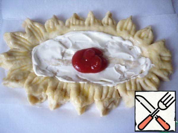 Place the ketchup on top of the mayonnaise and also spread it over the mayonnaise.