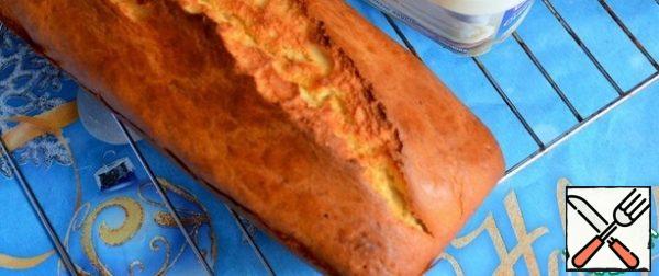 Bake at 180 degrees for 30-35 minutes, until "dry splinter". Cool the cake on the grill.