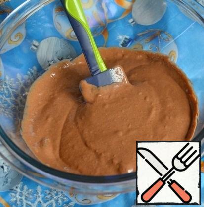 Turn on the oven to warm up.
Beat the sour cream, eggs, 40 g of sugar and salt. In a bowl, mix the sifted flour, baking soda and cocoa powder. Combining both masses, knead the dough.
