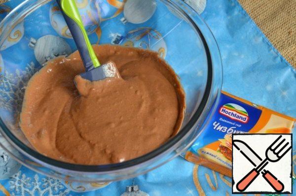 Turn on the oven to warm up.
Beat the sour cream, eggs, 40 g of sugar and salt. in a bowl, mix the sifted flour, baking soda and cocoa powder. Combining both masses, knead the dough.