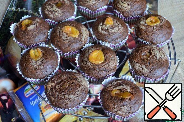 The finished muffins to cool on a wire rack. Output 12 pcs..