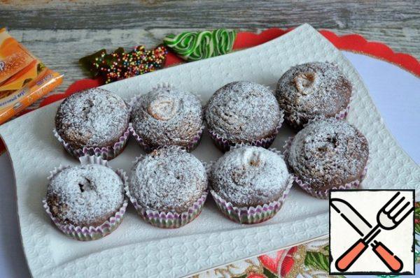when serving, sprinkle the cupcakes with powdered sugar.