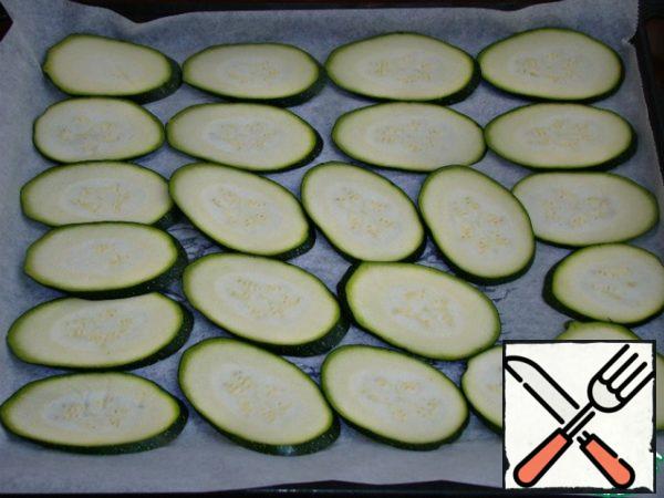 Cut the zucchini into thin slices and bake in the oven until soft, so that they do not break when rolled.