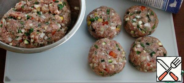 To the minced meat, add an egg, finely chopped onions, salt, spices, breadcrumbs, chopped parsley and some fresh vegetables. Mix the minced meat thoroughly and form 8 cutlets.