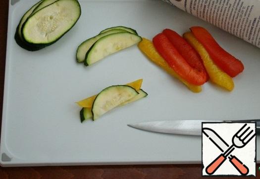 Zucchini cut in half, slices of bell pepper cut into strips, about 1 cm wide and roll in the form of petals.