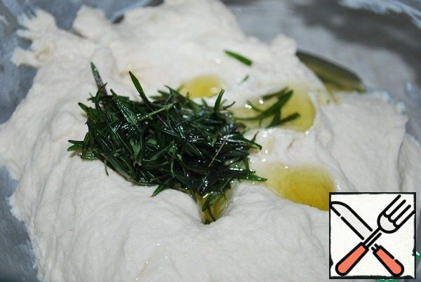 I added rosemary and butter to the dough and knead the dough for 5 minutes.