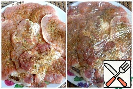 Cover the pork with cling film and marinate with seasoning for at least 30 minutes.