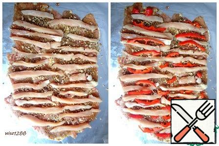 Spread the chicken fillet over the entire surface of the pork, and spread the pepper between it.
