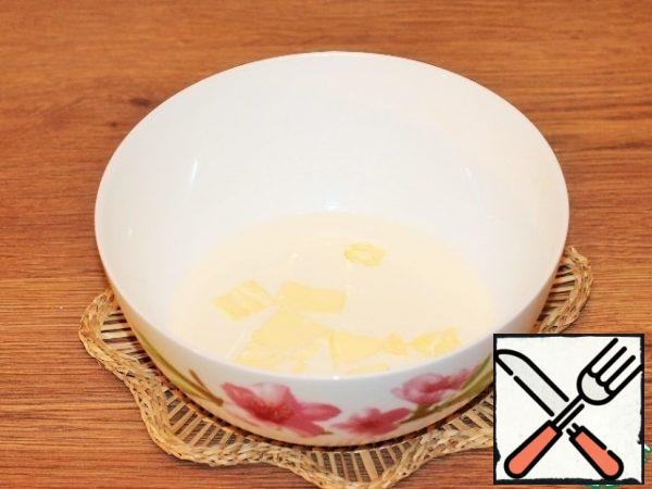 Prepare the dough. In hot milk, melt the butter (20 g).