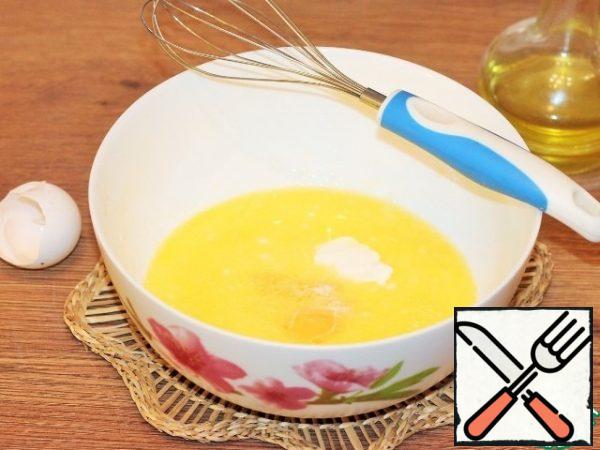 Add sugar, vanilla sugar, sunflower oil (1 tbsp), sour cream, 1 egg and salt. Mix and beat with a mixer.