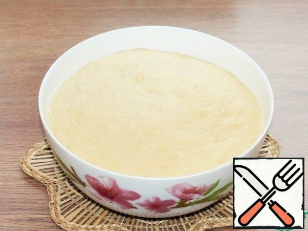 Prepare the puff pastry. Coming up the dough knead.