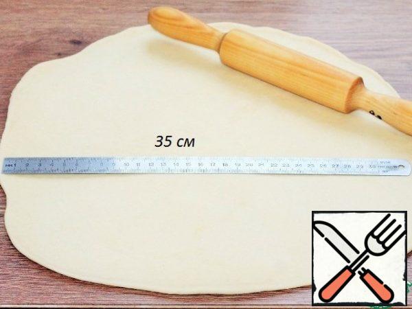Roll out each bun into the reservoir, the size of ~ 37 cm Do not dust the countertop with flour.