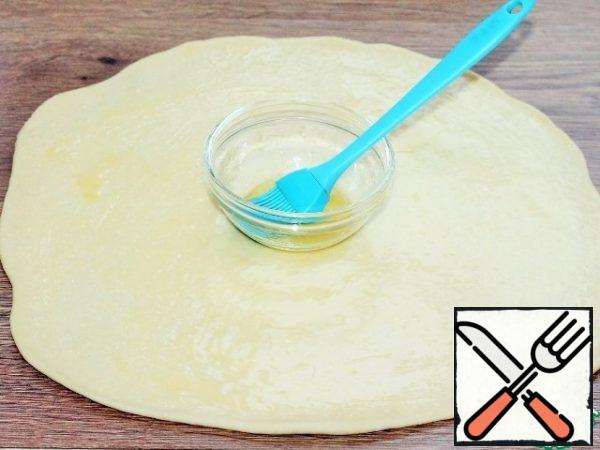 Lubricate one plate of dough with melted butter (30 g).