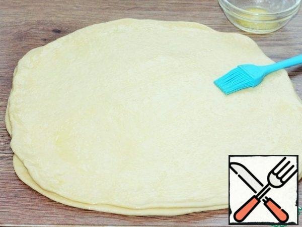 Put on it, the second plate of dough and grease with melted butter.