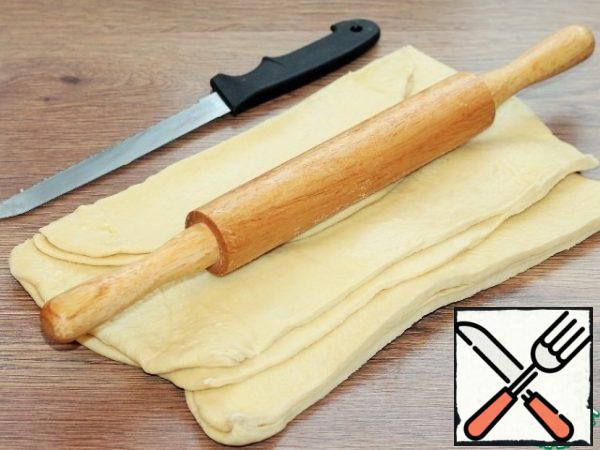 Cut the dough roll along the entire length (top).