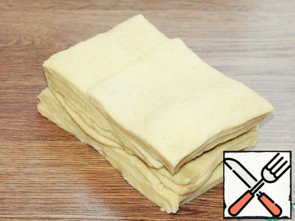 We put the dough in a stack and put it in a bag or wrap it in film, put it in the freezer for 30 minutes.