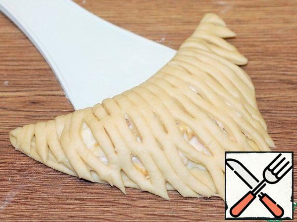 Cover the baking sheet with baking paper (lubricate with oil) or a silicone Mat (do not lubricate with oil) and spread with a flour - dusted spatula-pies. Lubricate the pies with liquid sour cream (10%) or milk, cover with a film and put in a warm place to increase the dough by 2 times.