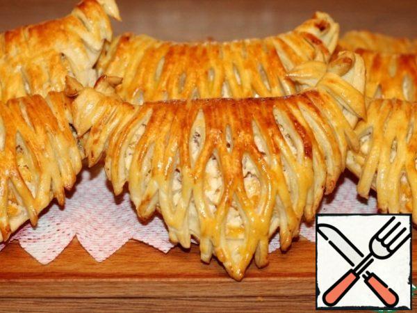 Then preheat the oven to t 180 C and bake the pies until Golden brown, 30-35 minutes. Then grease the pies with beaten egg yolk and brown for five minutes.
