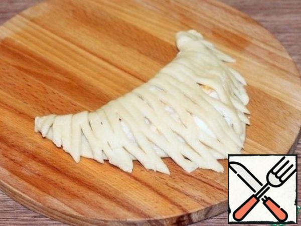 Close the filling with a petal of dough. It turned out 9 pies. From scraps of dough, we form 10 pie.