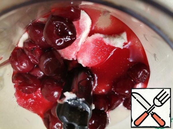 In the bowl of a blender, combine the fermented baked milk, cottage cheese, sugar and cherries. If the berries are frozen, then defrost them in advance. Beat until smooth.