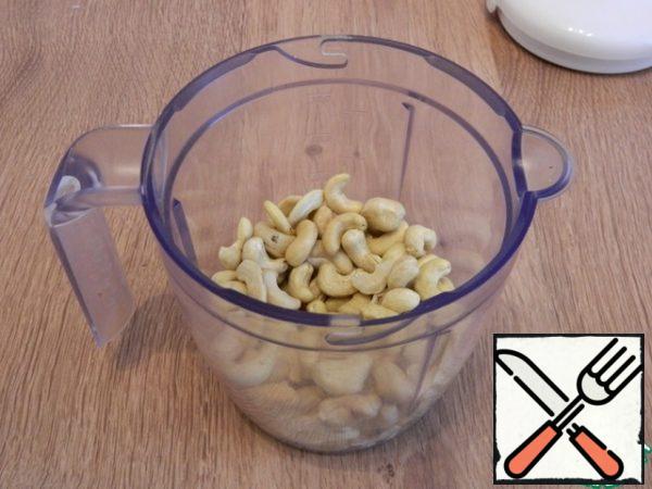 Cashews need to be soaked overnight, then they are better ground. Put the cashew nuts in a blender.
