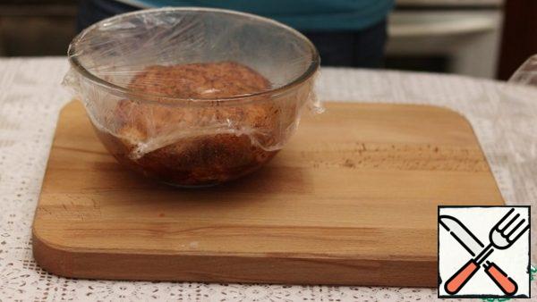 After a day, we take out the meat, put it in a baking sleeve and send it on a baking sheet in the oven, preheated to 190 degrees for 20 minutes. Then reduce the temperature to 60 degrees and bake until ready for 40 minutes.