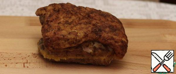When the meat is ready, we take it out of the oven and leave it to cool to room temperature. That it would be better cut and not break the meat is better to put in the refrigerator and cool completely.