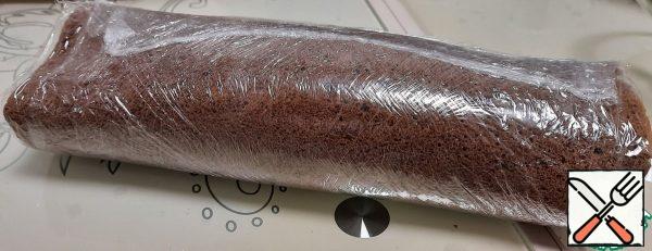 Wrap our roll in plastic wrap and send it to the refrigerator for 30 minutes.