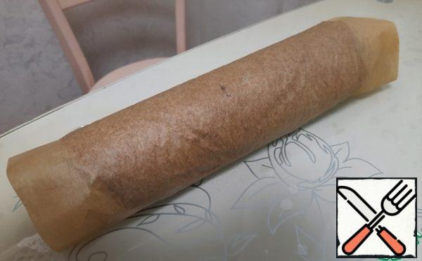 Roll the baked cake together with the parchment and wrap it in a towel. Leave to cool completely.