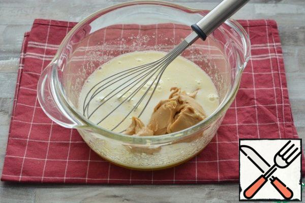 Add sour cream and peanut paste, mix everything well.
