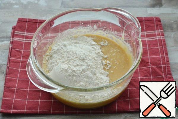 Enter the flour mixed with baking powder.