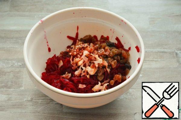 Add the bacon and raisins to the beets and add a little salt.