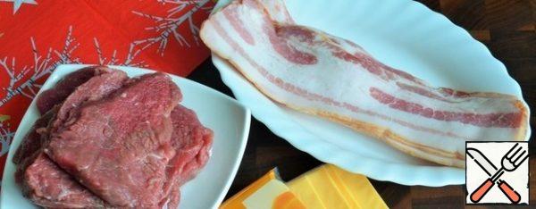 The flesh of beef cut into thin layers.