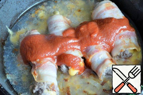 Add the tomato sauce, sugar, and 100 ml of boiling water.