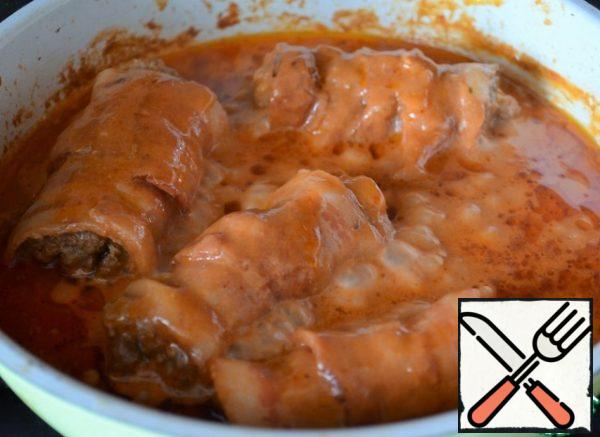 For convenience, I transferred to a smaller frying pan, simmer under the lid, on low heat for 30-60 minutes, turning several times. If necessary, add boiling water. At the end, bring the salt to taste.