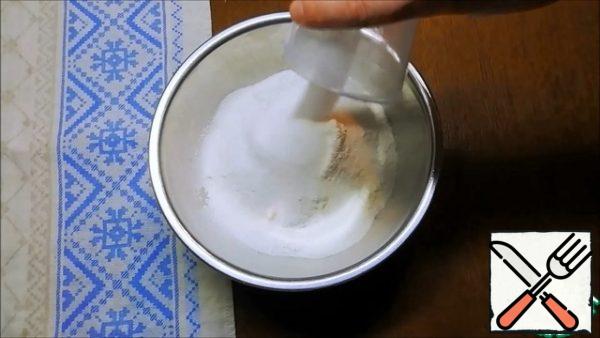 To prepare the dough, first mix all the dry ingredients: sift 300 g of wheat flour, add 80 g of sugar, 1 ½ tsp baking powder, ½ tsp vanilla and a pinch of salt. Mix everything well.