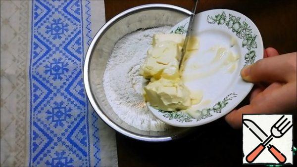 To the dry ingredients, add 180 g of butter (softened) and RUB the dough into crumbs.