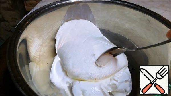 At this time, we will prepare the filling. Mix 250 g of natural yogurt with 400 g of sour cream. Previously, I put the sour cream in a cheesecloth in a colander for the night, so that the excess liquid left. Sour cream became thicker.