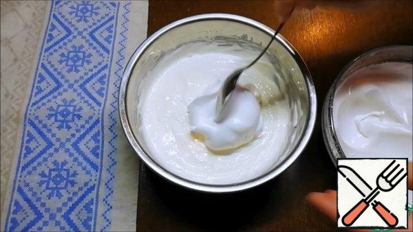 The whipped whites are gradually transferred to the sour cream-yogurt mass and gently mixed so that the mixture does not lose its splendor.