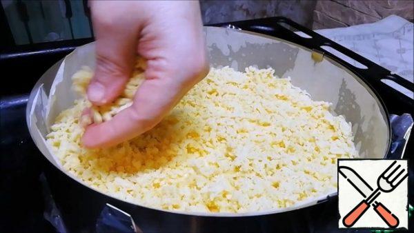 On top, also on a large grater, RUB the rest of the dough. Bake in the oven until tender, until the dough is well browned on top. I have when heating the top-bottom and without convection baked for 45 minutes.