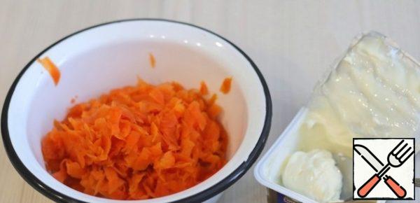 To grated carrots, add 3 tablespoons (with a small pea) cream cheese.