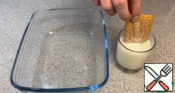 Pour the milk into a glass, it is advisable to take a glass under the size of the cookie, so that it is more convenient for you to "immerse" the whole cookie