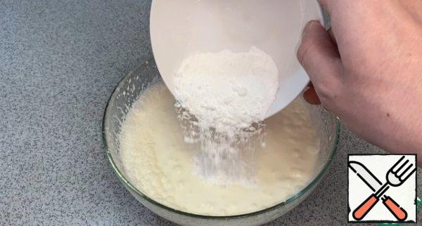 Add powdered sugar to the cream