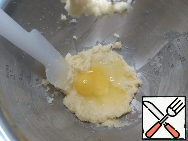 For the dough: it is necessary to beat the butter with sugar. Add the egg and mix it well.