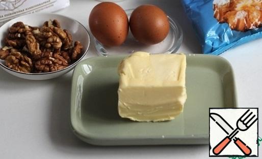 Prepare all the necessary ingredients. The butter should be frozen, from the freezer.