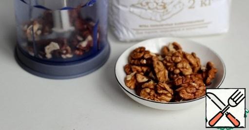 For the filling, dry the walnuts in the oven, cool and grind in the bowl of a blender into crumbs.
