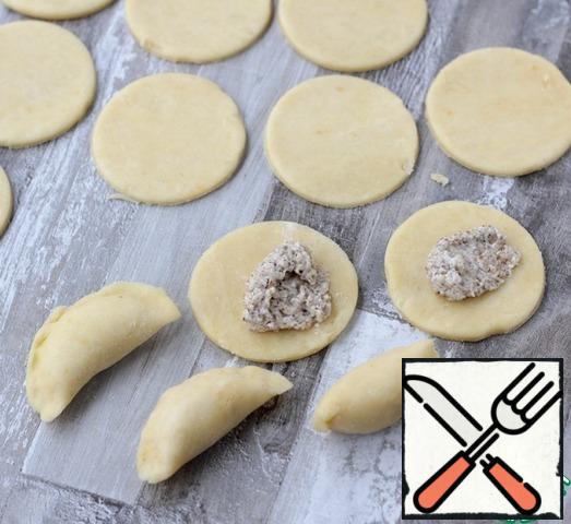 In the center, put the nut filling, pinch in the form of a dumpling